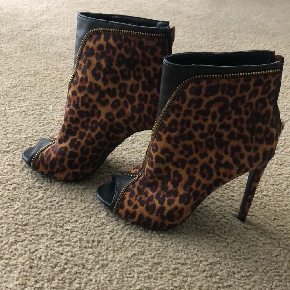 Thalia Sodi heels! Cheeta print Stilettos!